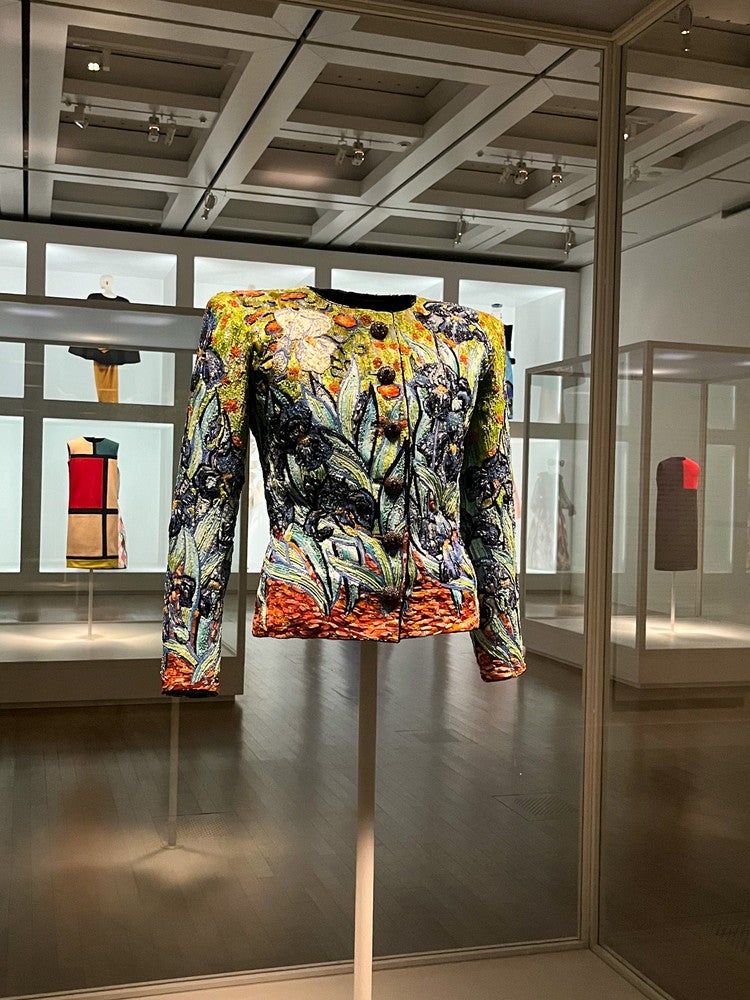 開幕】「イヴ・サンローラン展 時を超えるスタイル」国立新美術館で12