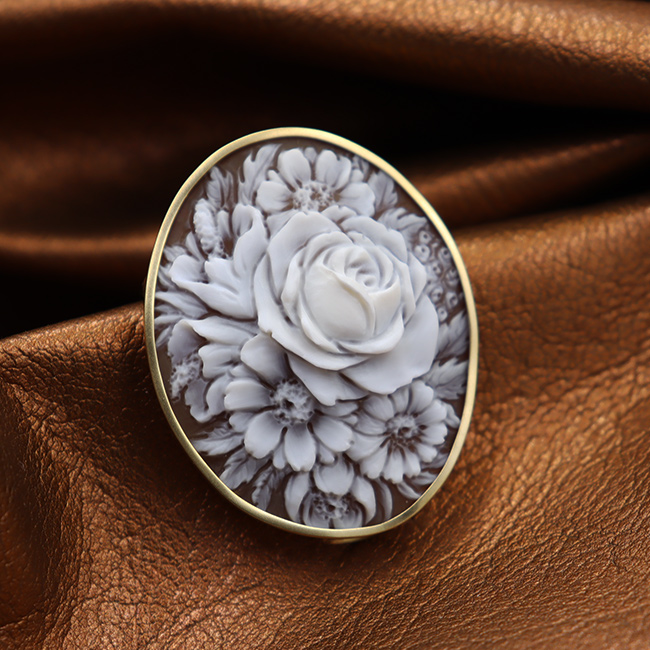 カメオ彫刻家Lジャンニーニ氏のお花のカメオブローチをご紹介