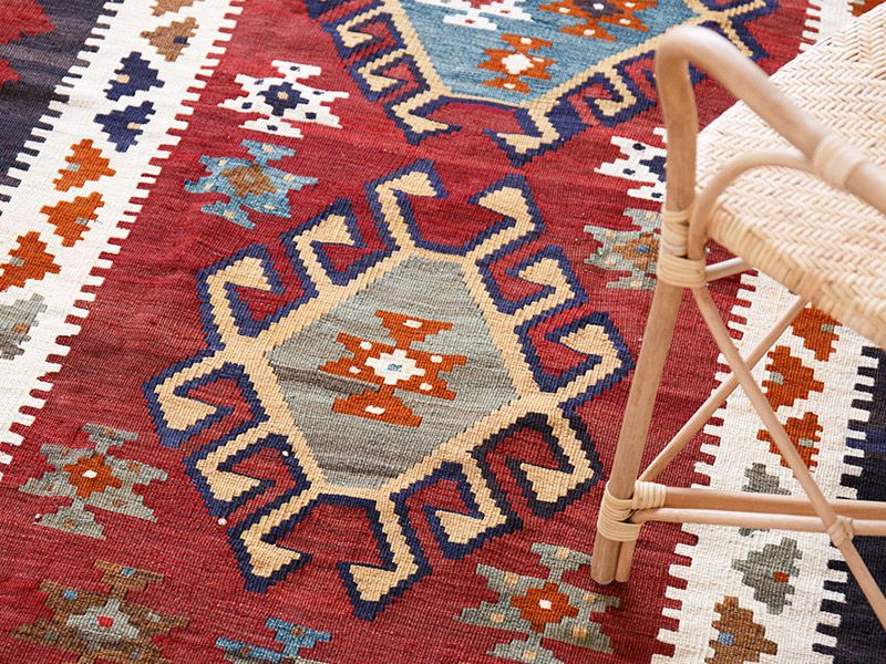 キリムはおしゃれなラグ・カーペット？素材や色の特徴など、キリム