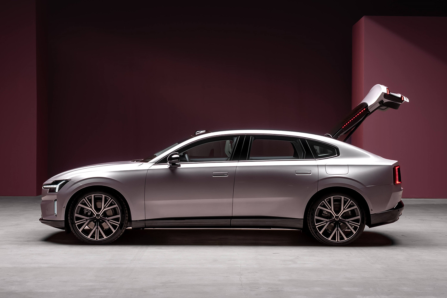 航続距離は700km！実用的でエレガントなボルボの新型EVセダン「ES90」 | AQ