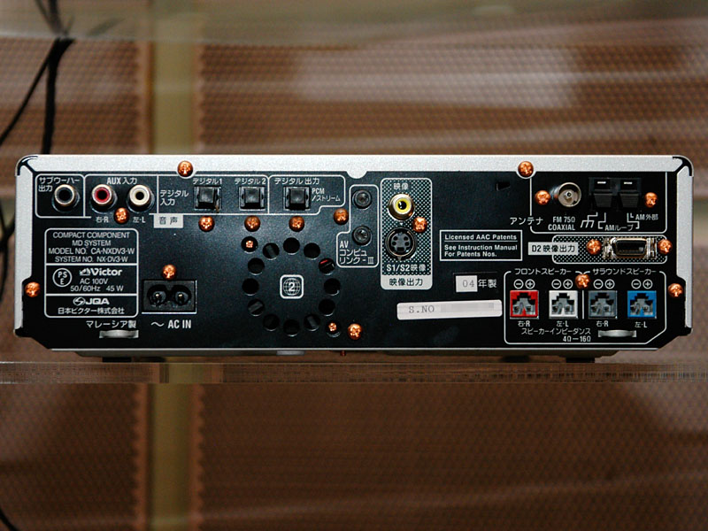 ビクター、フロントスピーカー4本でサラウンドを実現するDVD/MDシステム
