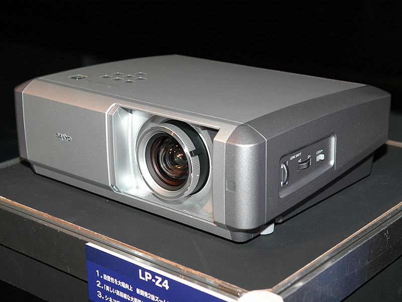 三洋、設置性が向上した液晶プロジェクタ「LP-Z4」