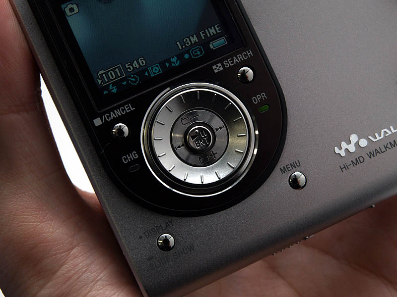 ソニー、「MP3」と新規格「Hi-MD PHOTO」に対応したMDウォークマン