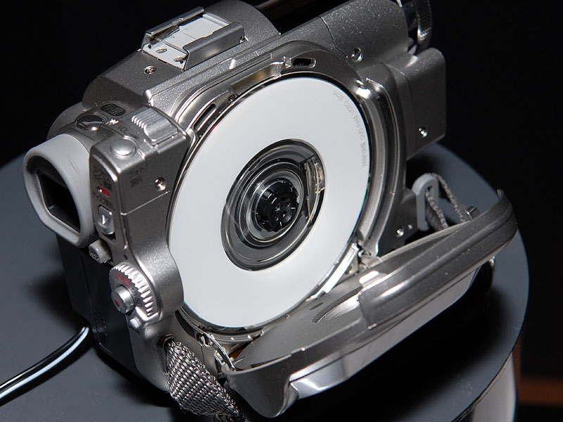 日立、8GB HDDとDVD両搭載のハイブリッドカム「Wooo」