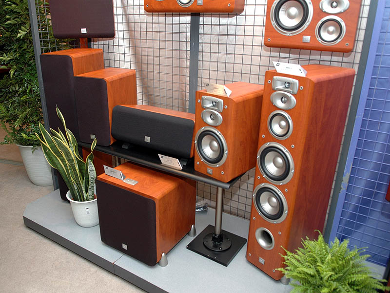 ハーマン、JBLのサブウーファ「L8400P」の黒モデル