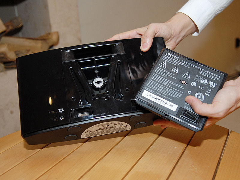 ボーズ、バッテリ駆動にも対応したiPod用スピーカー