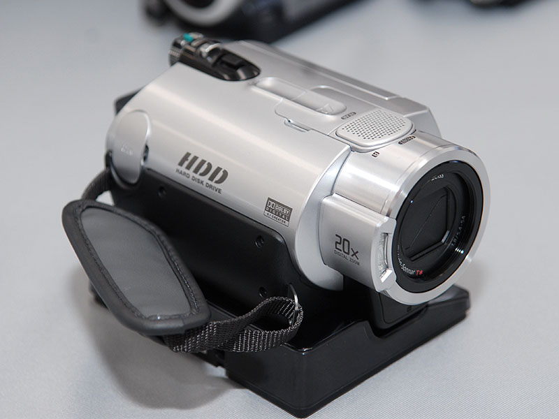 ソニー、SD録画対応の40GB HDDカム「DCR-SR300」