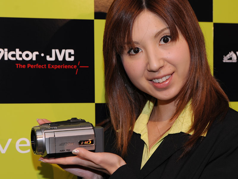 ビクター、世界初の1080/60p出力可能なHDDカム「Everio」