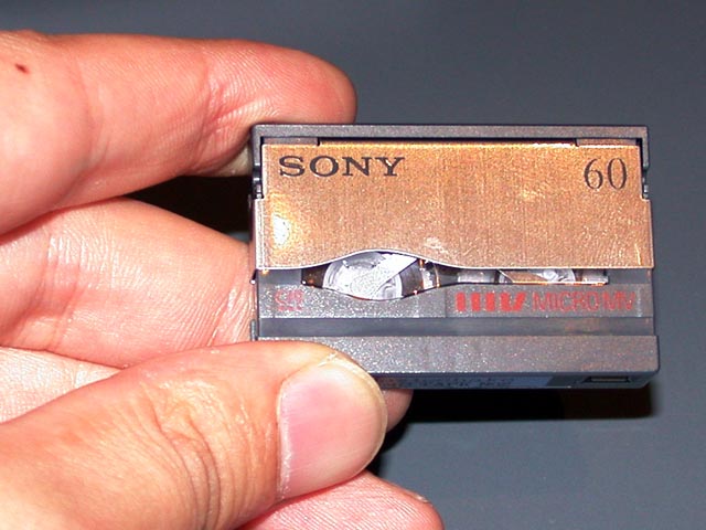 ソニー、新規格「MICROMV」採用の小型ビデオカメラ