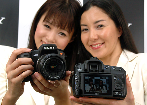 ソニー、デジタル一眼「α」初のライブビュー搭載の「α350」など2機種