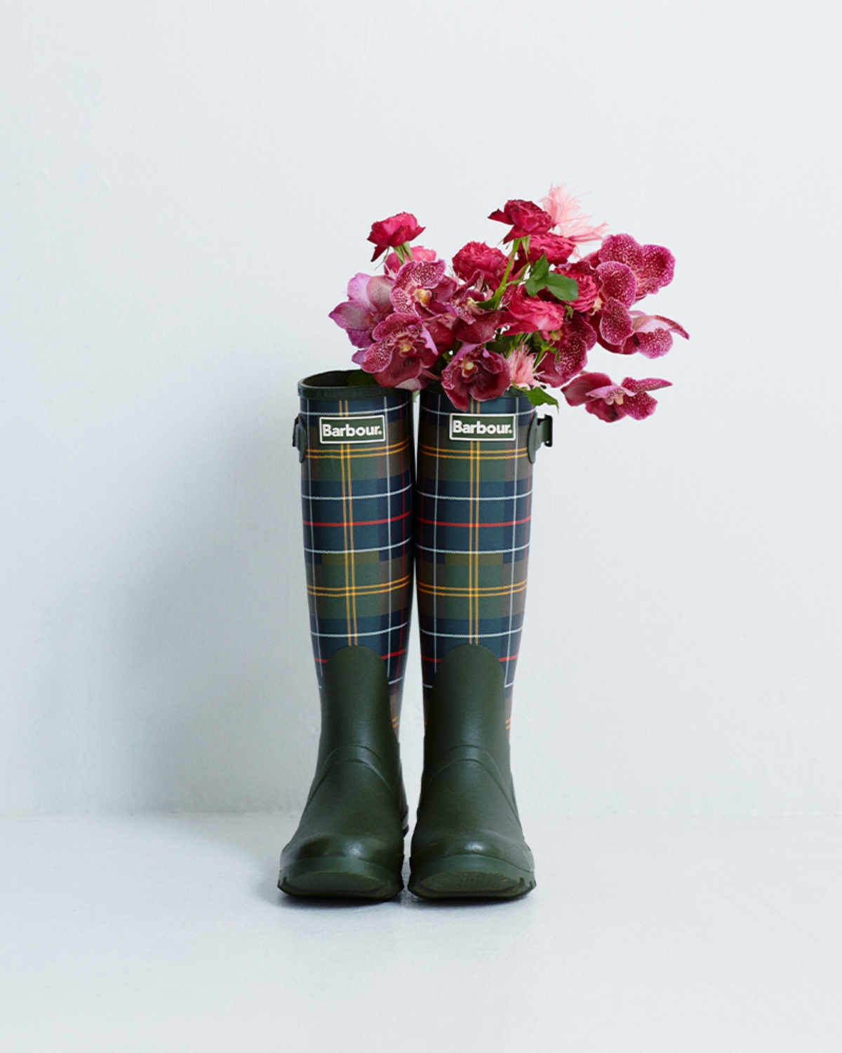 愛と感謝の気持ちを、花束とバブアーのレインシューズに込めて