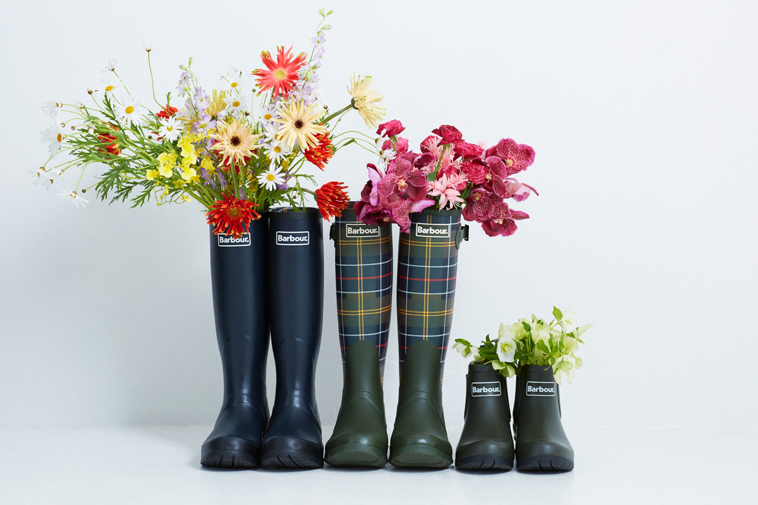 愛と感謝の気持ちを、花束とバブアーのレインシューズに込めて