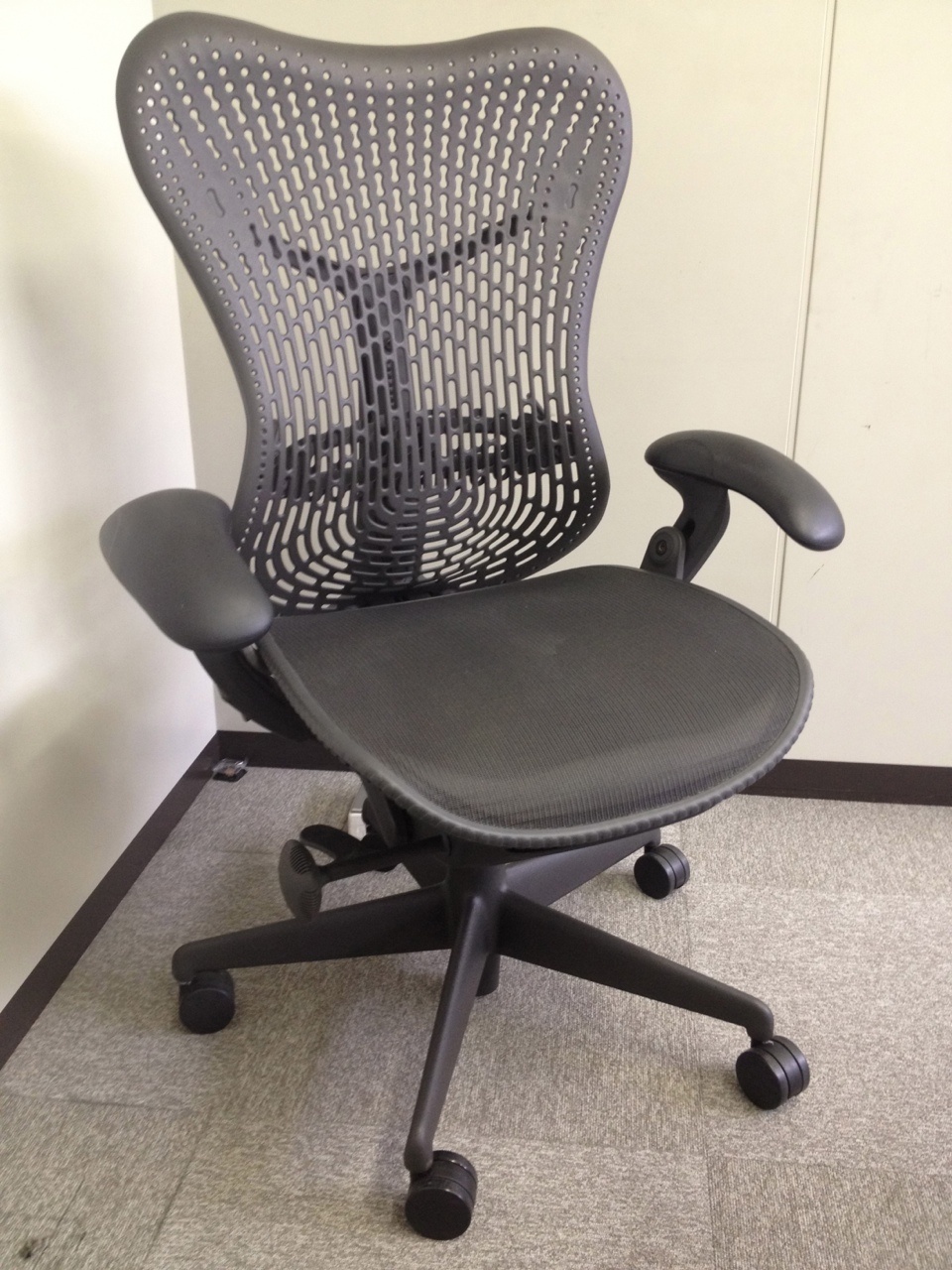 ハーマンミラーのミラチェアをテスト導入 | 椅子 | スタッフブログ