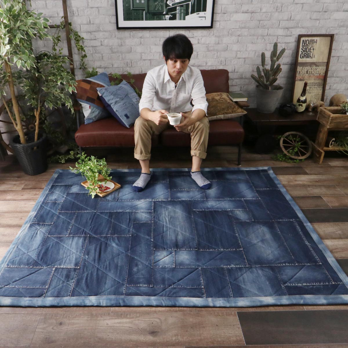 デニムラグで大人カジュアルな空間に【ひと味違う】パッチワークは