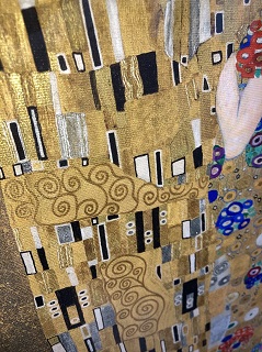 グスタフ　クリムト 接吻 絵画 金色フレーム　縦70.横62センチ グスタフ・クリムト黄金様式の世界的傑作「接吻」。 <br>多様な金色で