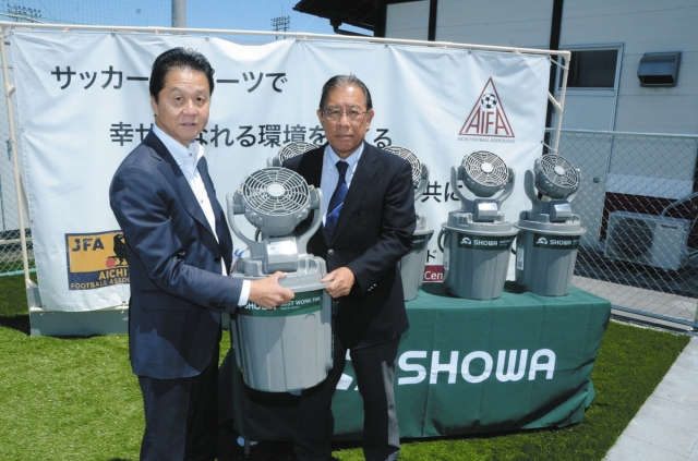 熱中症、気を付けてサッカーを 名古屋・昭和商会が対策品寄付