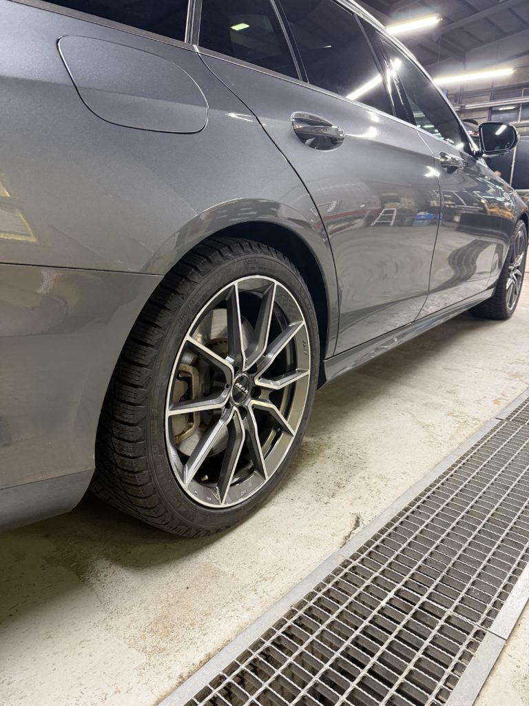 販売車のAMGベンツE53のタイヤ交換完了🛞夏タイヤは20インチなんですが