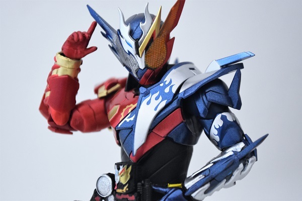 S.H.Figuarts 仮面ライダービルド クローズビルドフォーム | 魂の玩具箱