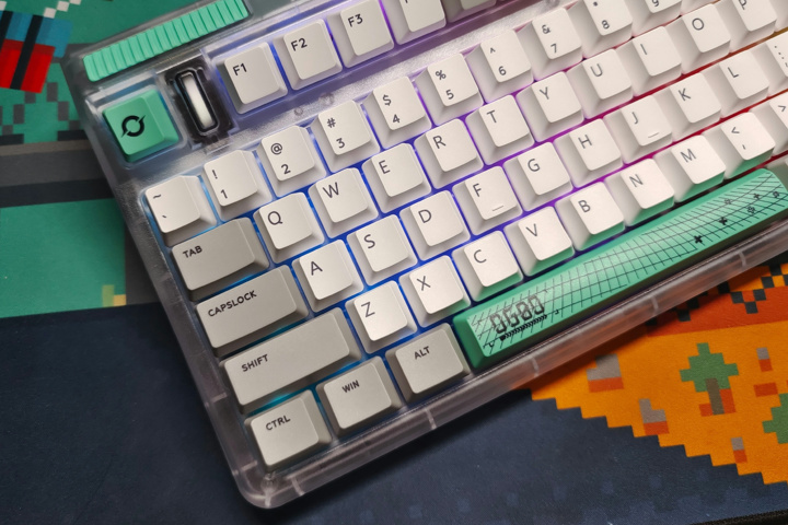 IQUNIX、クリアフレームなどホビー性の強い75％ワイヤレスメカニカル