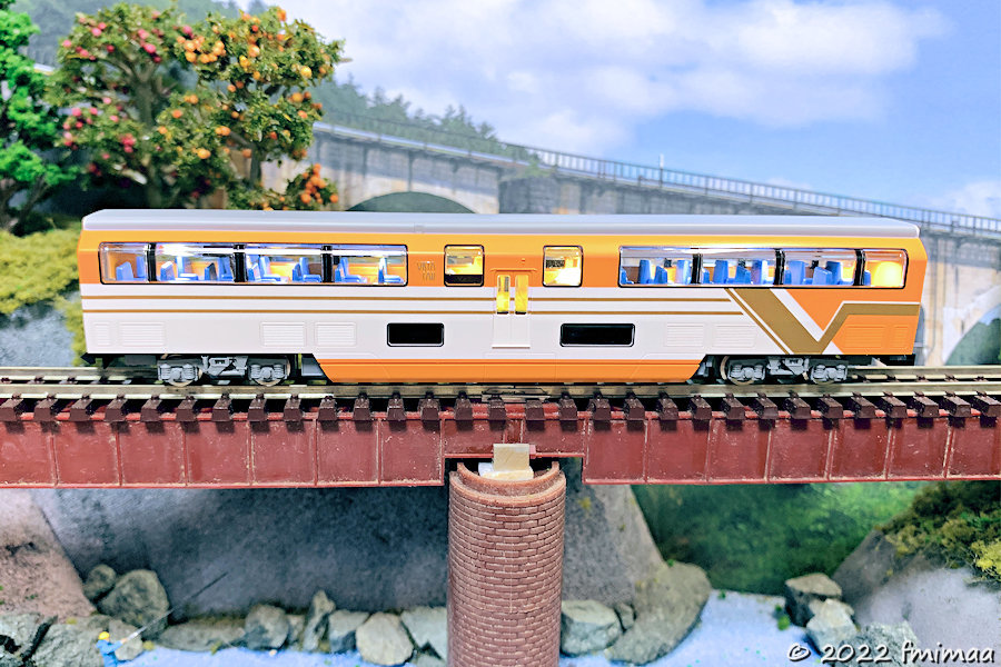 vistaEXに「室内灯」取り付けます。 TOMIX Vista EX（喫煙室付き）に