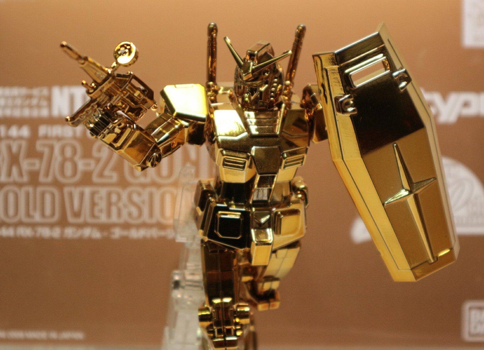 NT限定 1/144 FIRST GRADE RX-78-2 ガンダム -ゴールドバージョン-の素