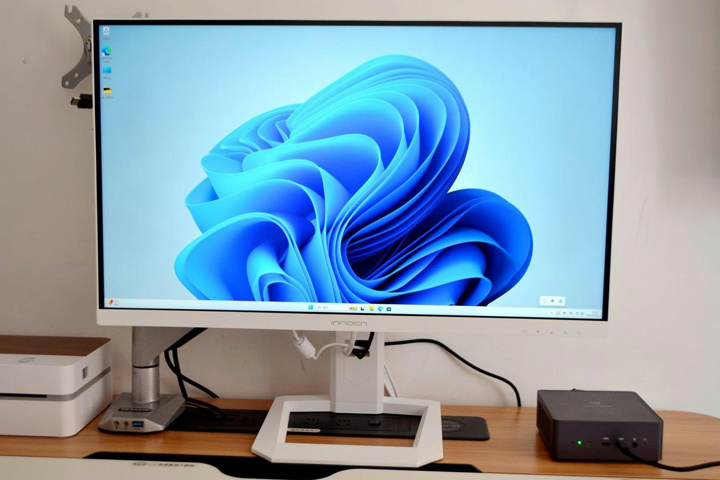 INNOCN、白い筐体の廉価版となる384分割Mini LED採用の27インチ IPS 4K