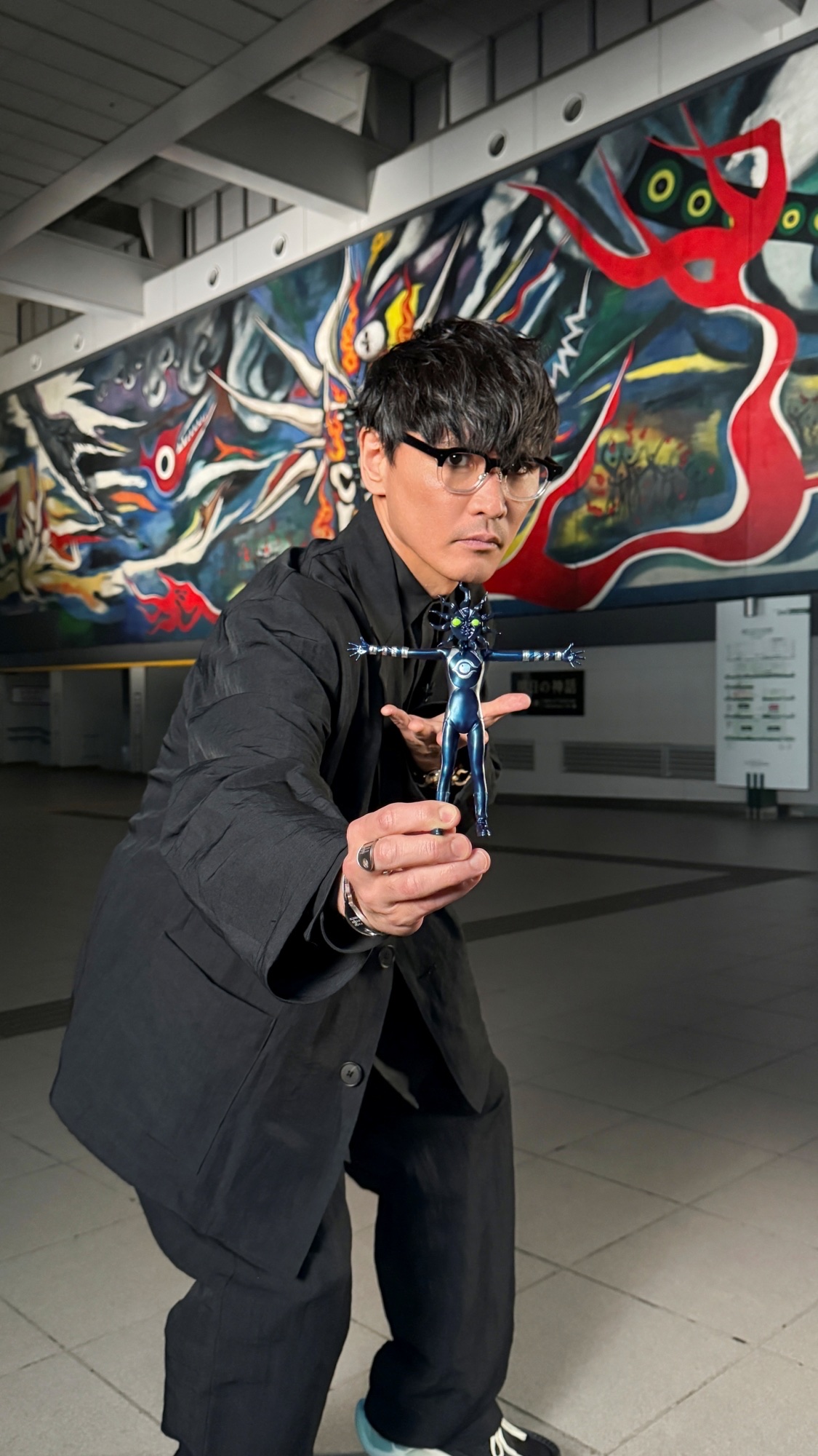 山口一郎、黒いタローマンを手に歓喜！ 『大長編 タローマン 万博大