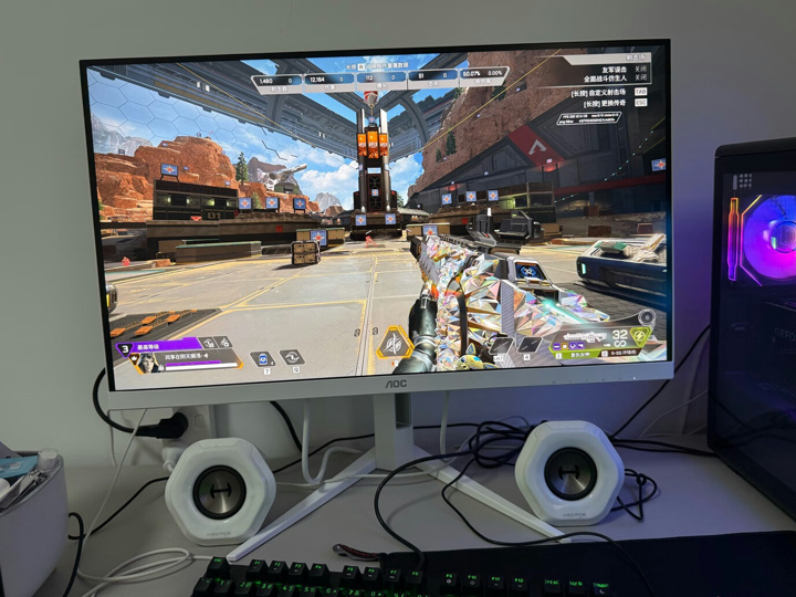 AOC、最新デザインでホワイト一色の27インチ IPSパネル WQHD 300Hz