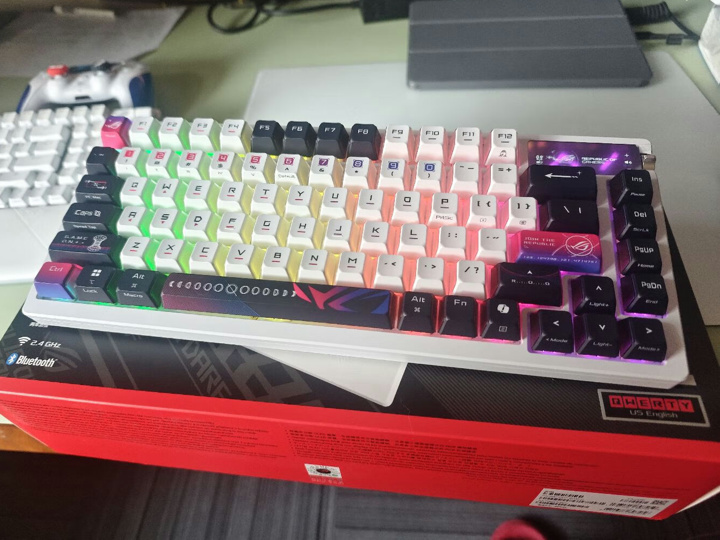 ASUS、製品が出回りだした新バージョンの75％メカニカルゲーミング