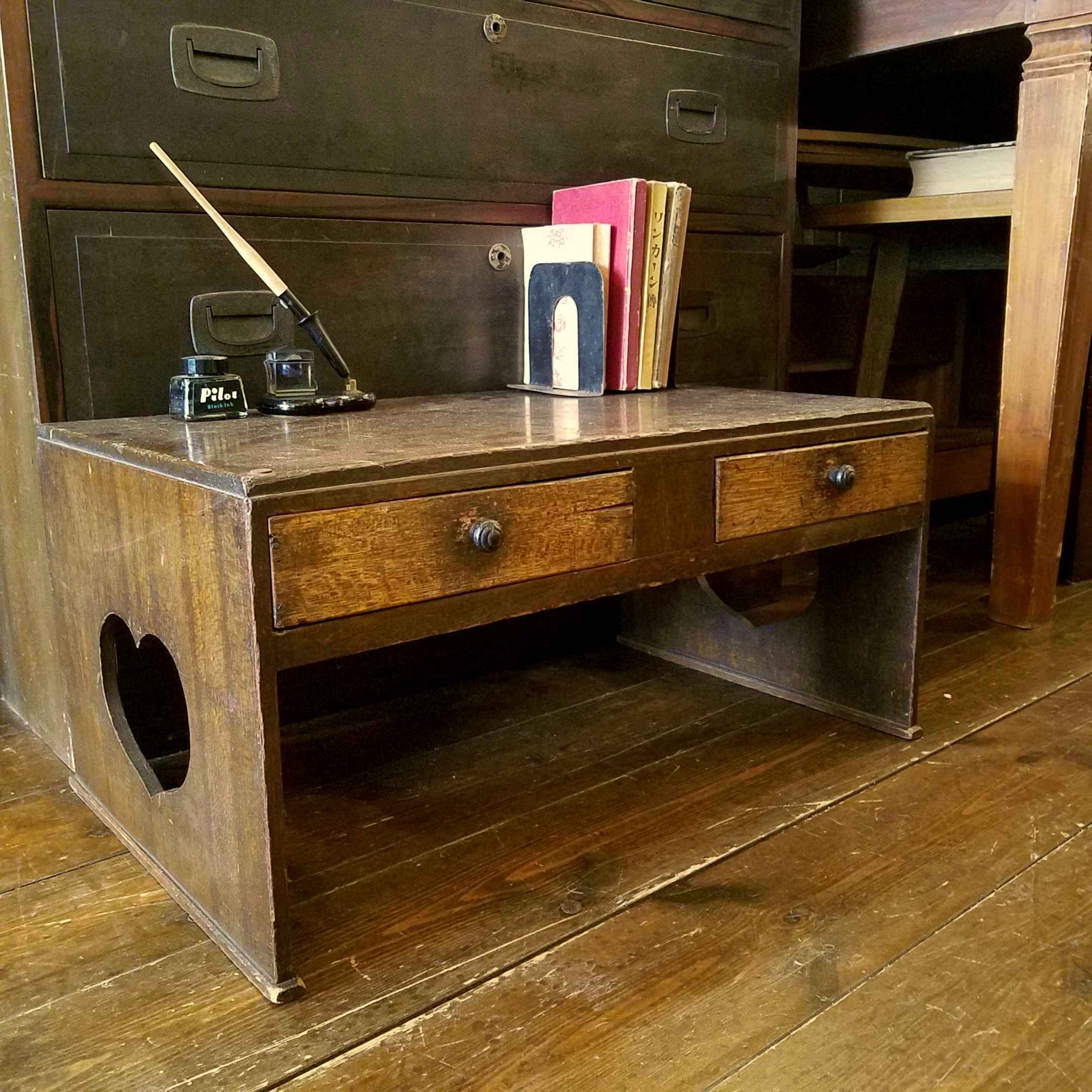 幅60センチの小ぶりでレトロな文机 - [Sold Out]過去の販売商品