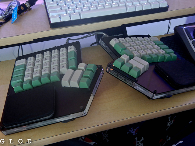 分離型エルゴノミクスキーボードの間にマウスを置くスタイル（Ergodox