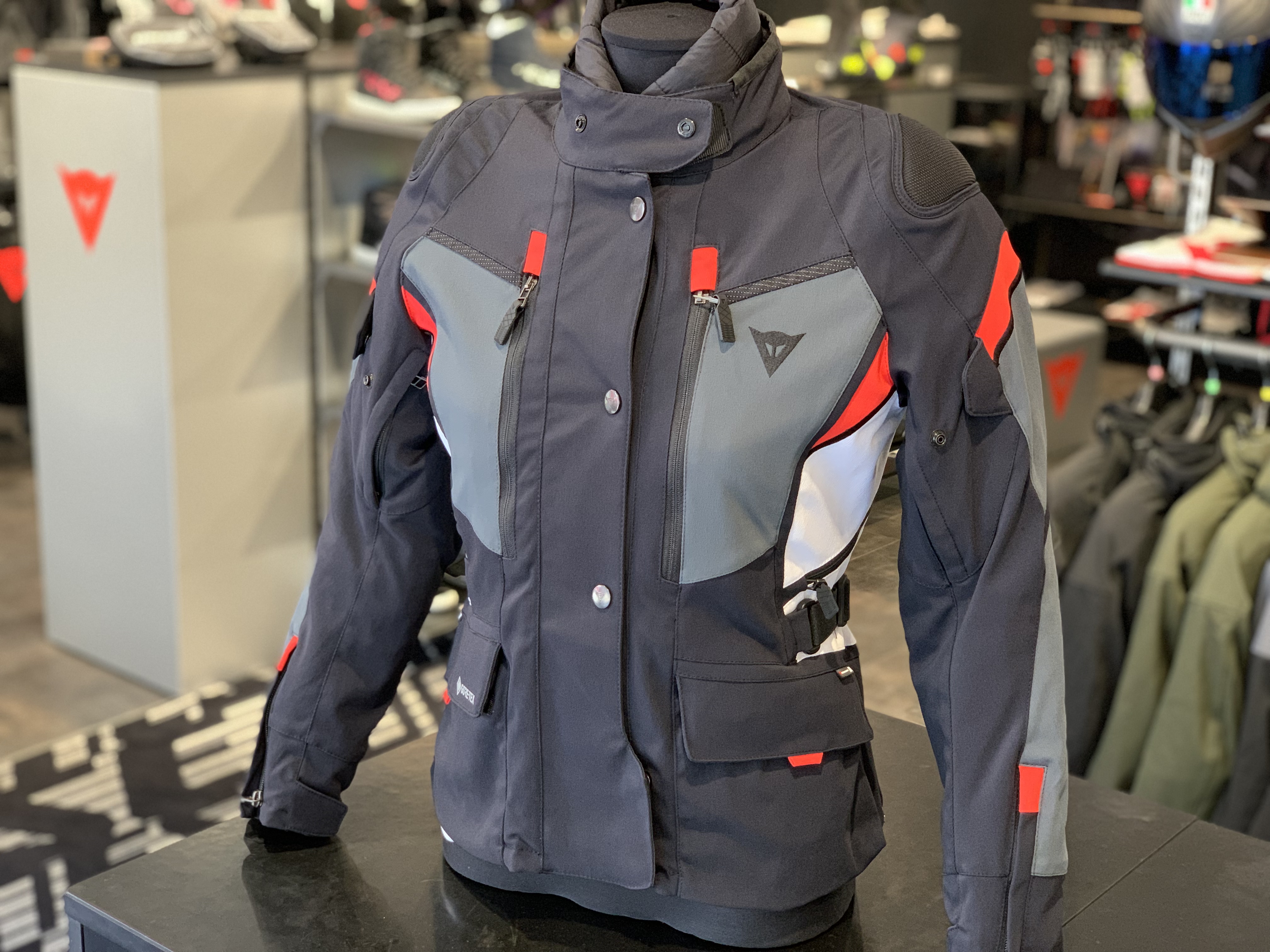 高い保温性を持つ女性ライダーにおすすめの秋冬ジャケットのご紹介