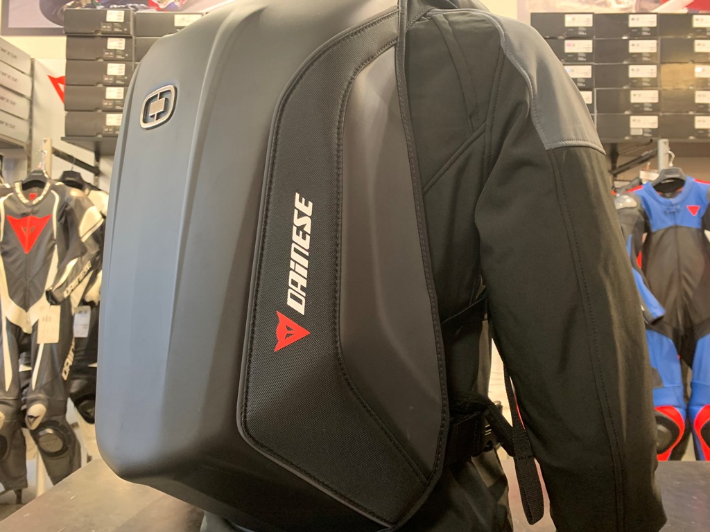 荷物の持ち運びに便利な『BACKPACK』
