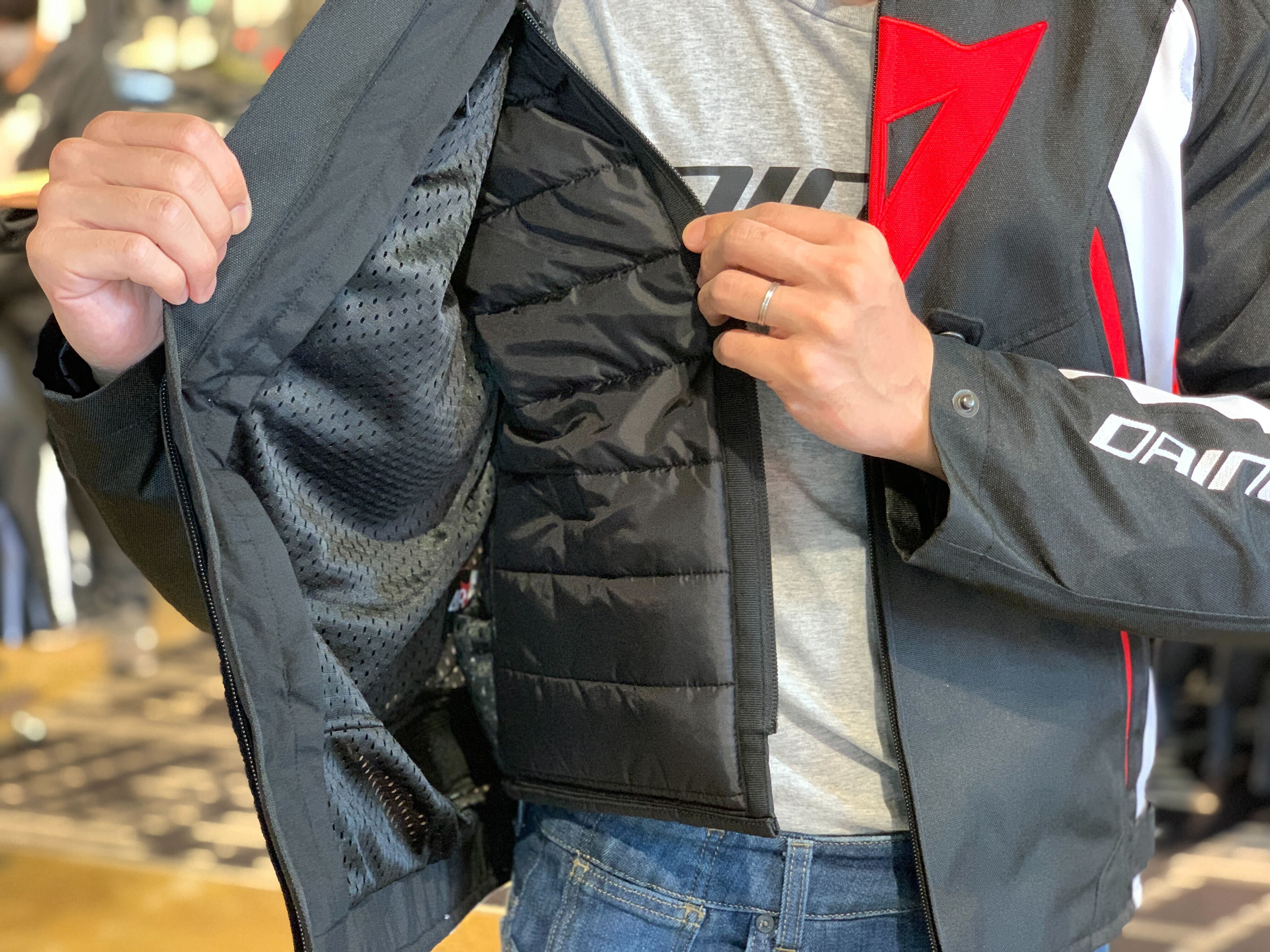 寒暖差が強くなる今の季節にオススメ、AVRO D2 TEX JACKET