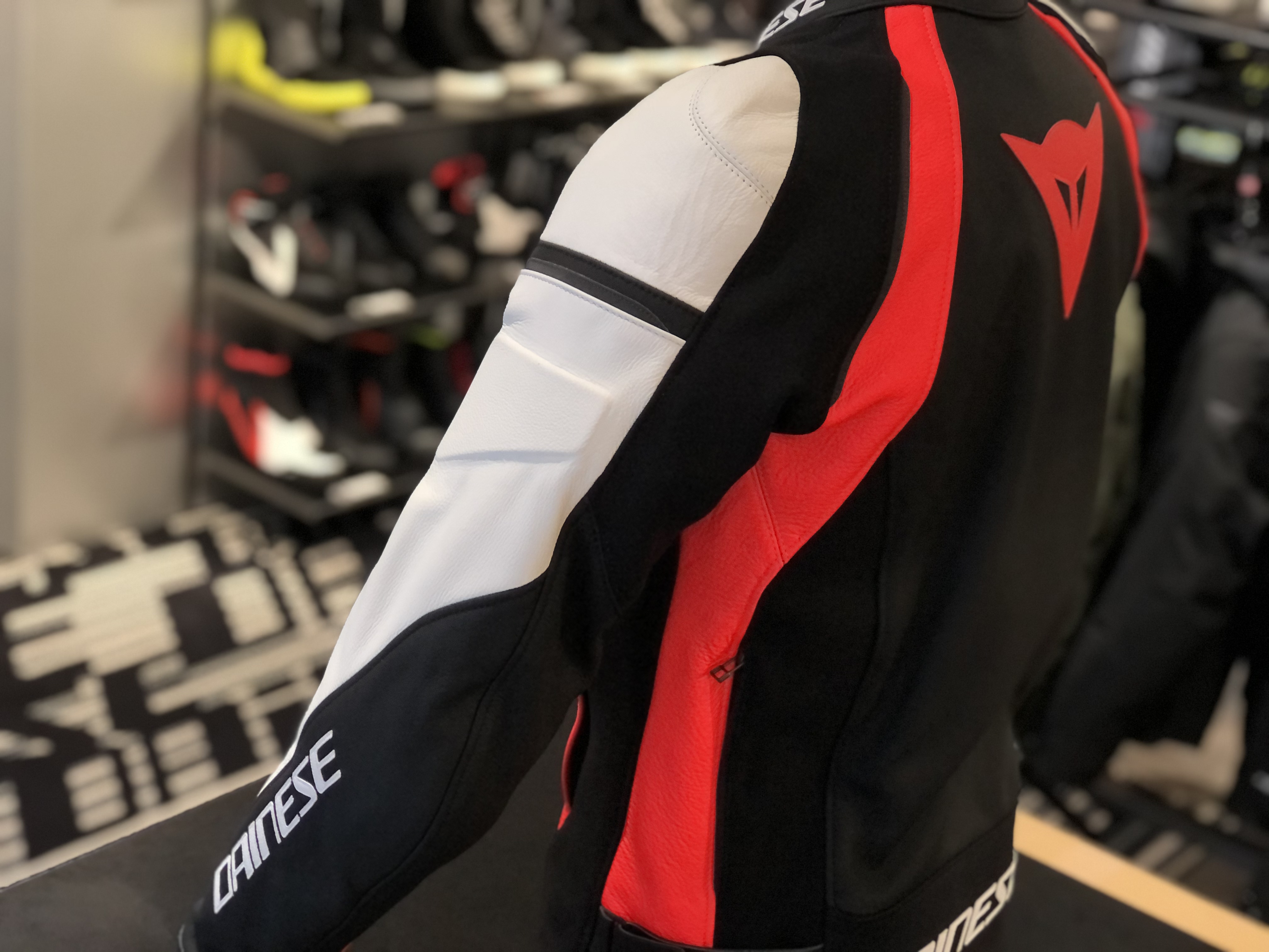 目に留まるデザインが魅力的なレザージャケット【NEXUS LEATHER JACKET】