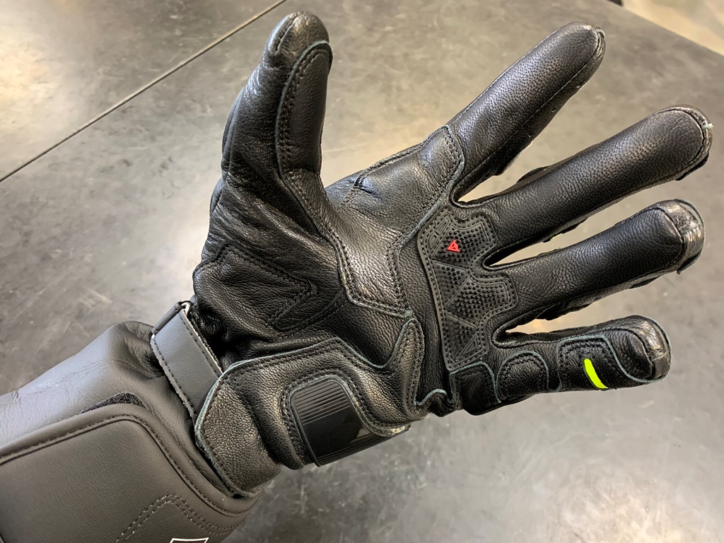 サーキット・ツーリングも手元から安全に『レザーグローブ』