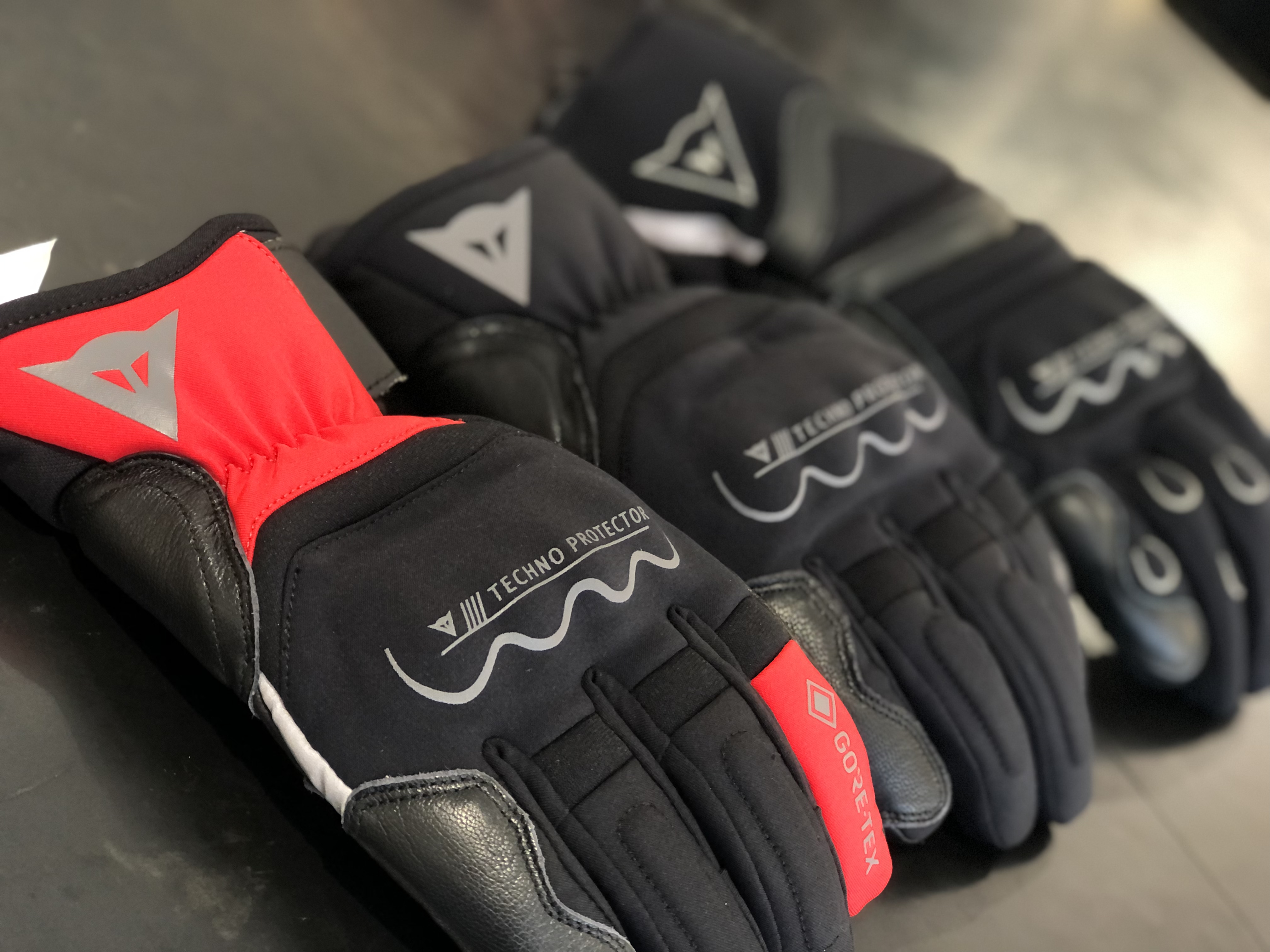 手元の寒さを感じさせない高い保温性を持つGORE-TEX GLOVES