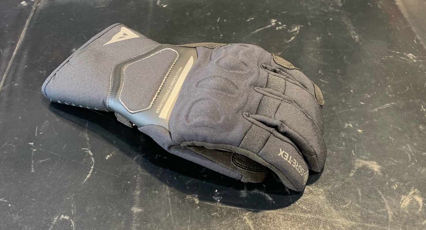 動かしやすく快適な冬用グローブ[NEMBO GORE-TEX®]