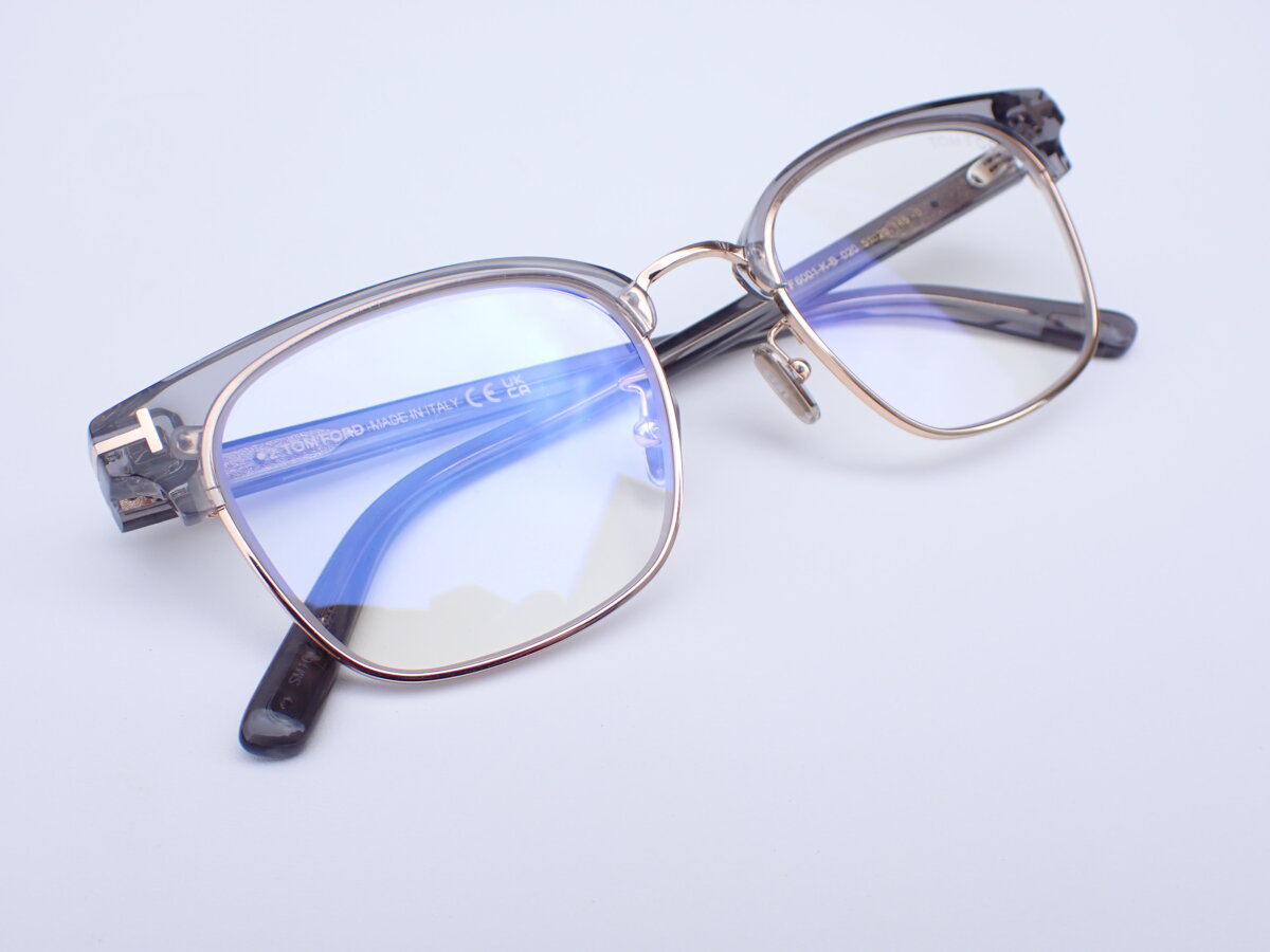 かっちりしすぎないサーモントクリアグレー｜TOM FORD(トムフォード