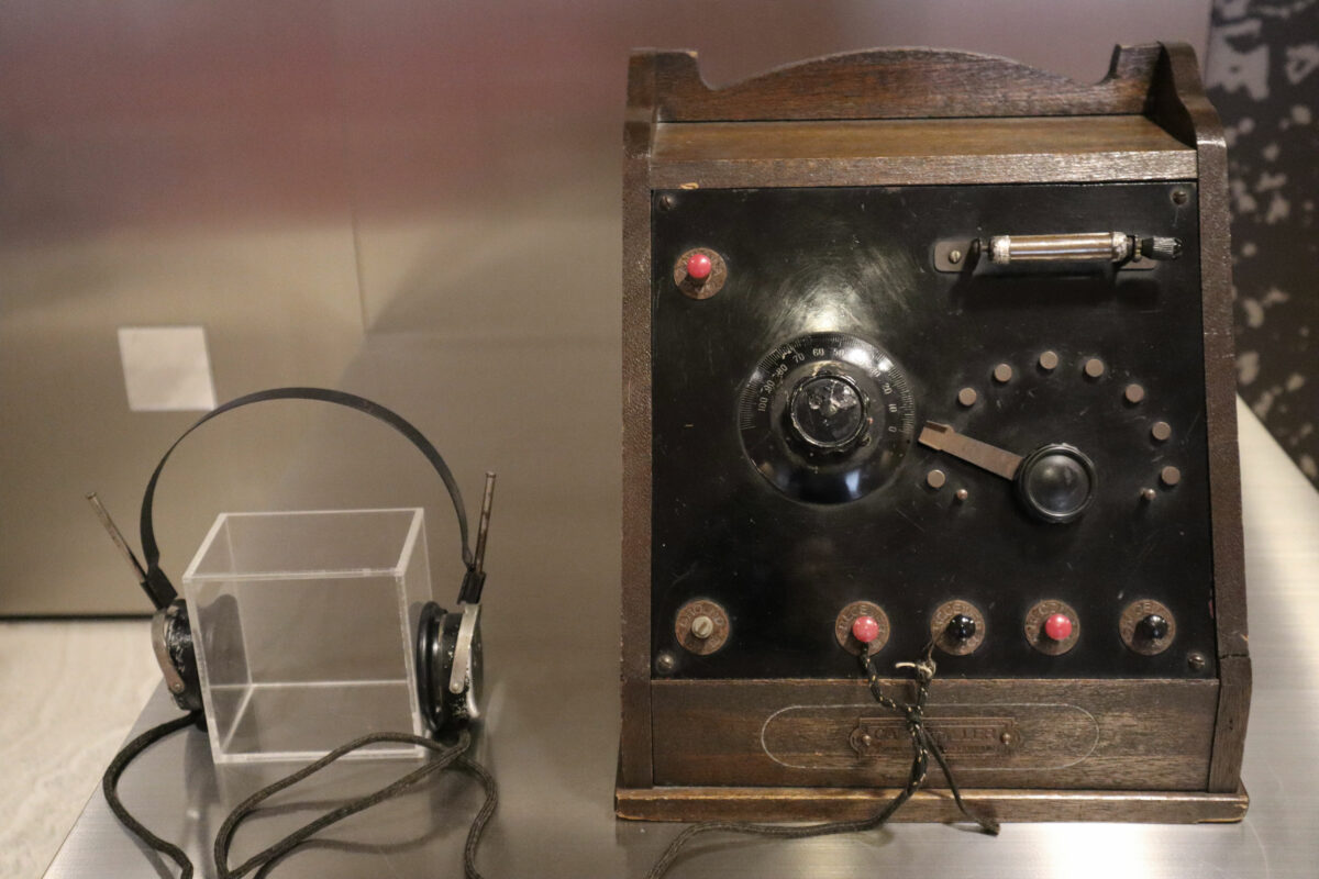 ラジオ放送100周年記念展～よみがえった100年前のラジオ～ | SHARP Blog