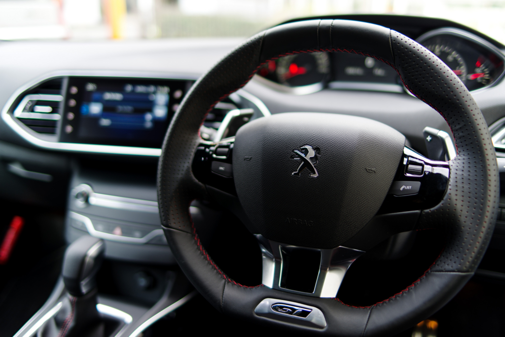 PEUGEOT 308に搭載された意欲的なドライビング・インターフェース「i