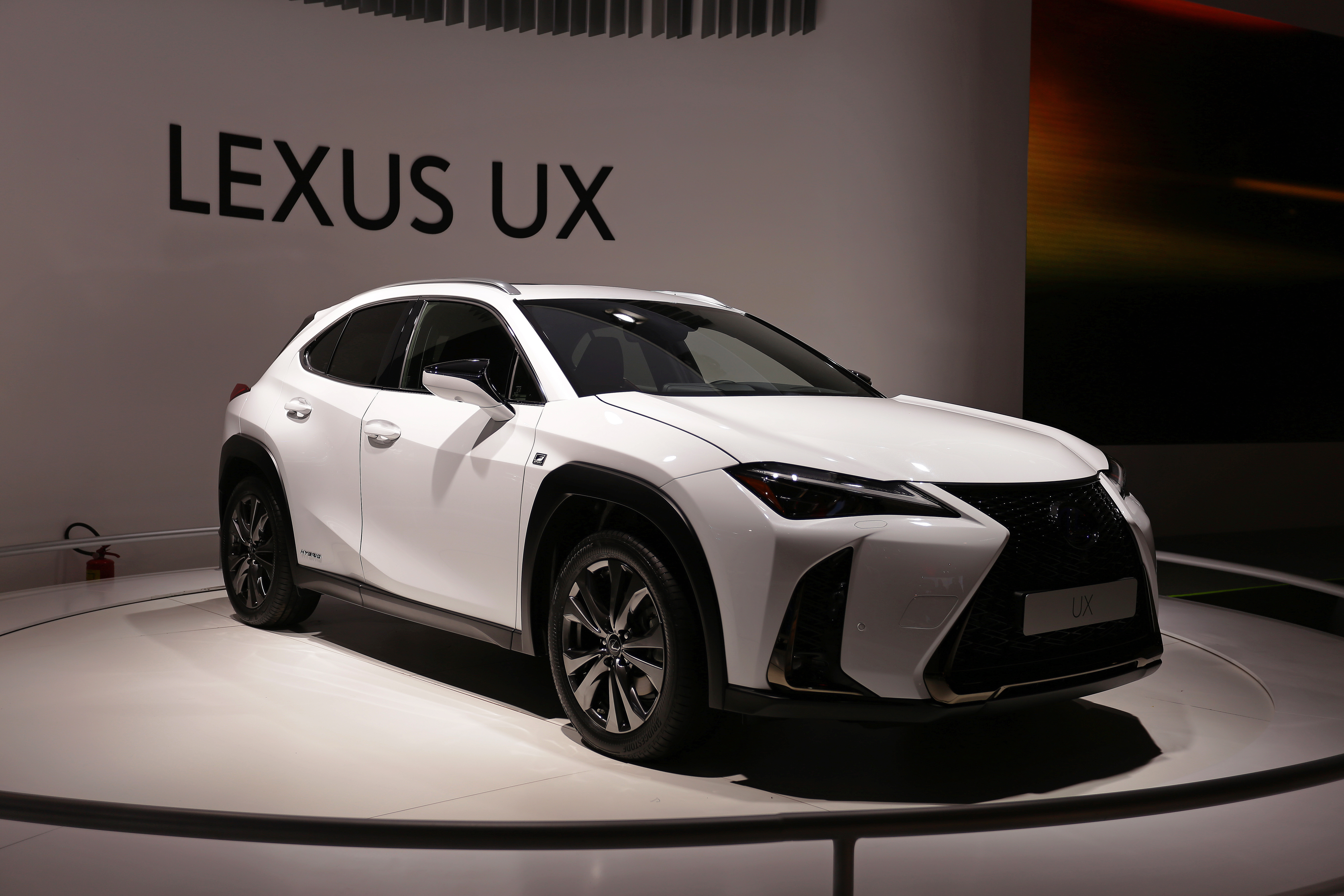Lexus UX 250h chega às concessionárias brasileiras