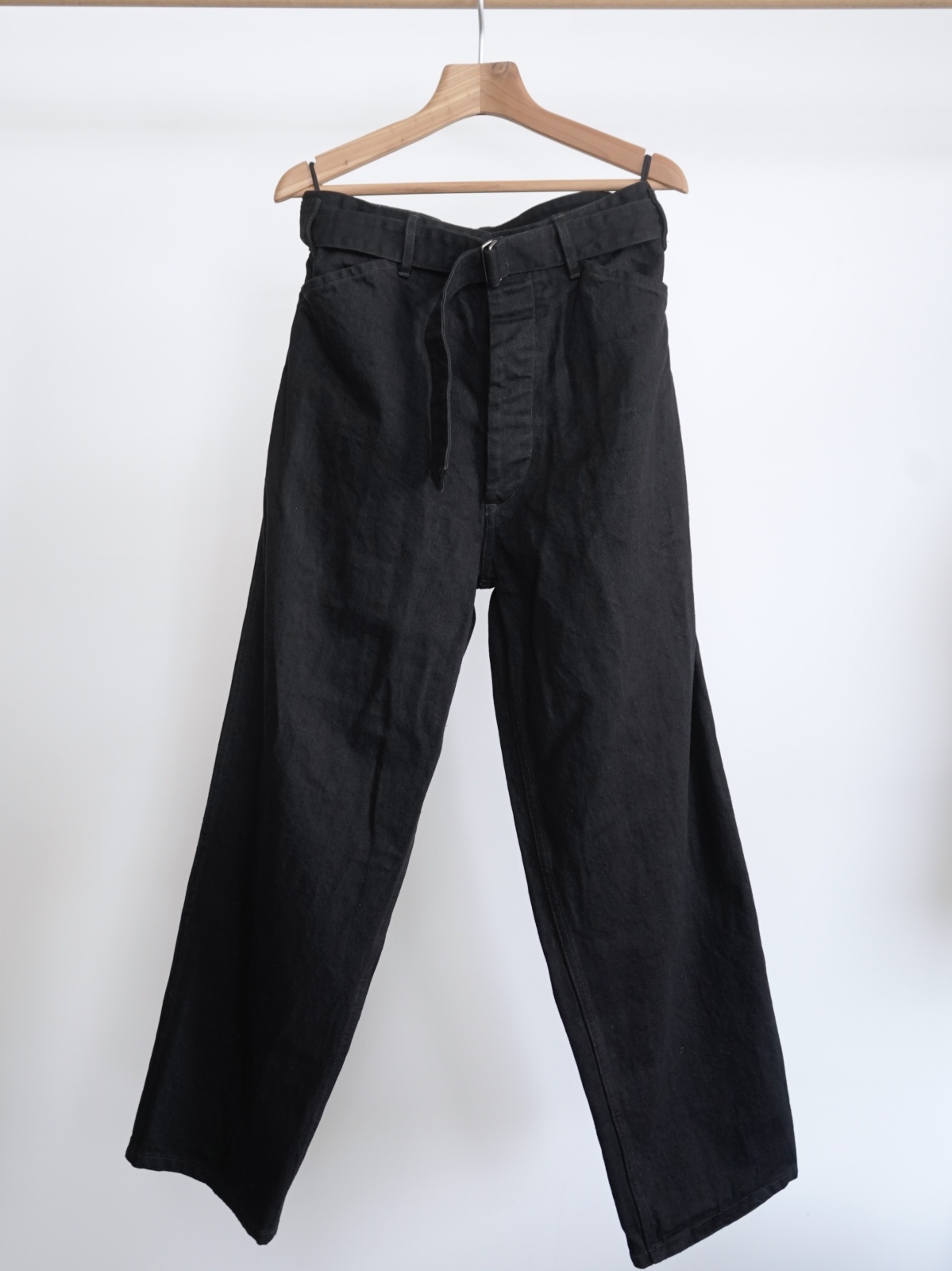 COMOLI」デニム ベルテッドパンツ