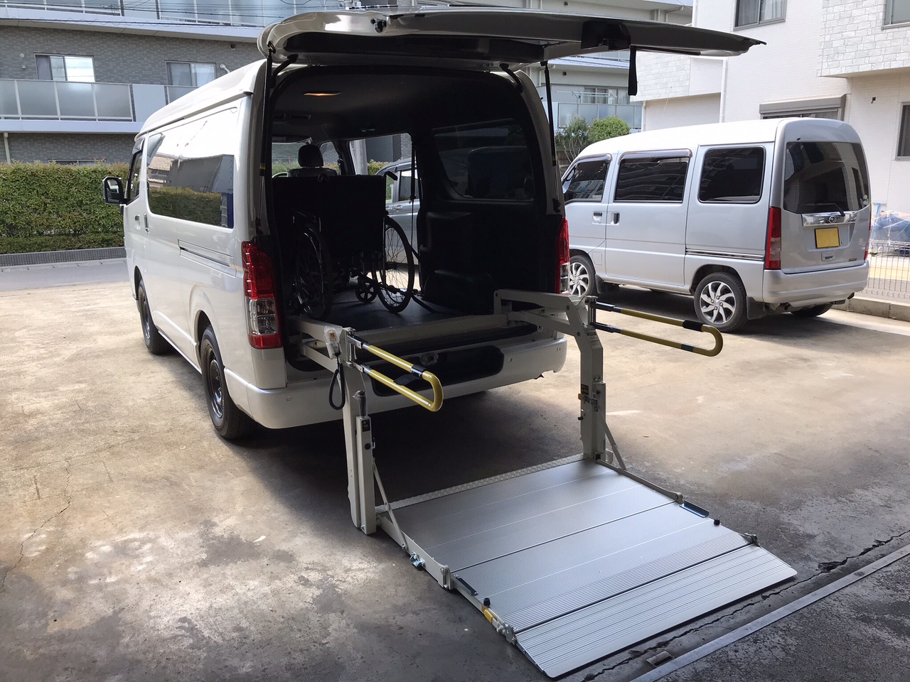 車いすで乗れるリフトの福祉車両に改造します・ハイエースワイド｜福祉
