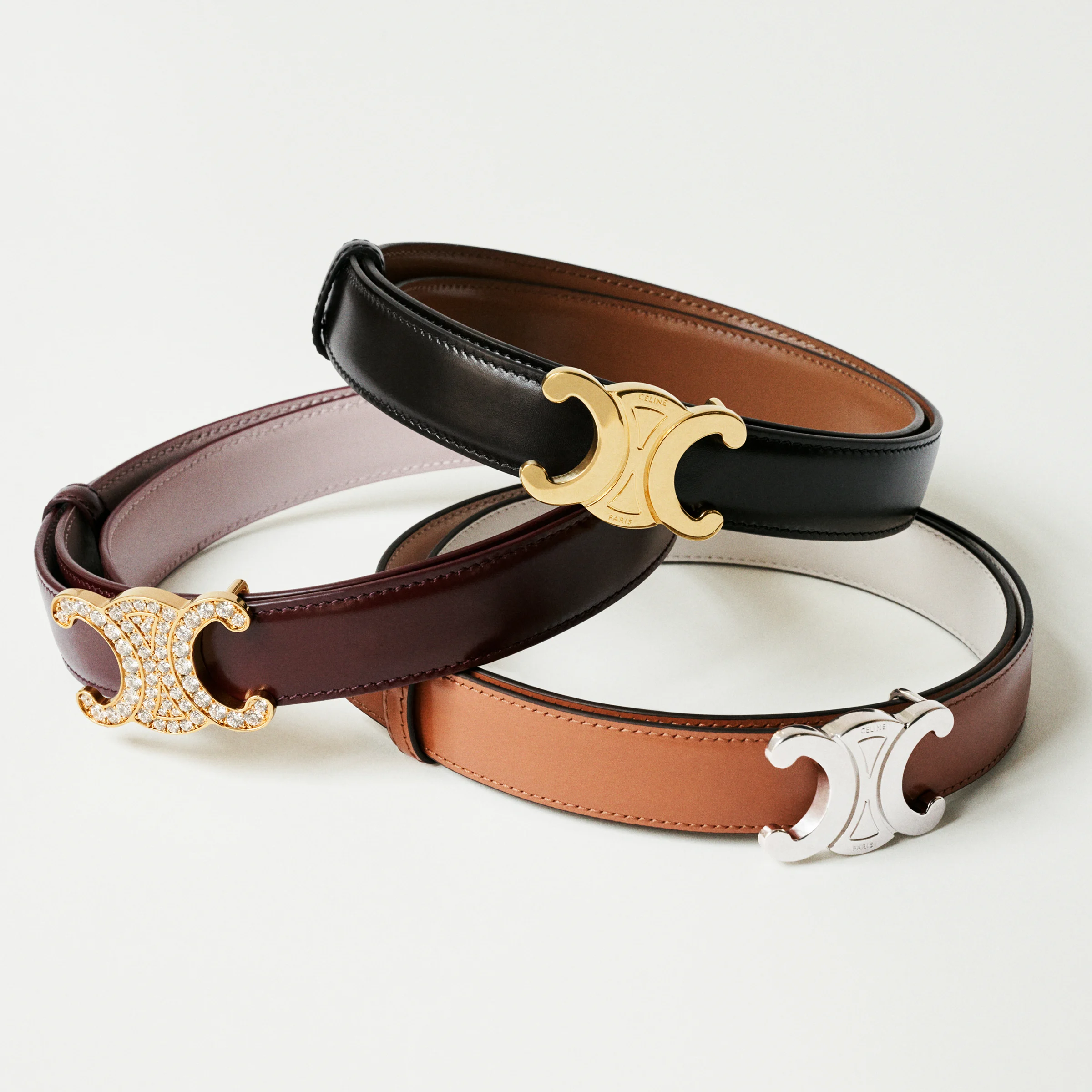 セリーヌ、トリオンフバックルで遊べる新リバーシブルベルト「LA