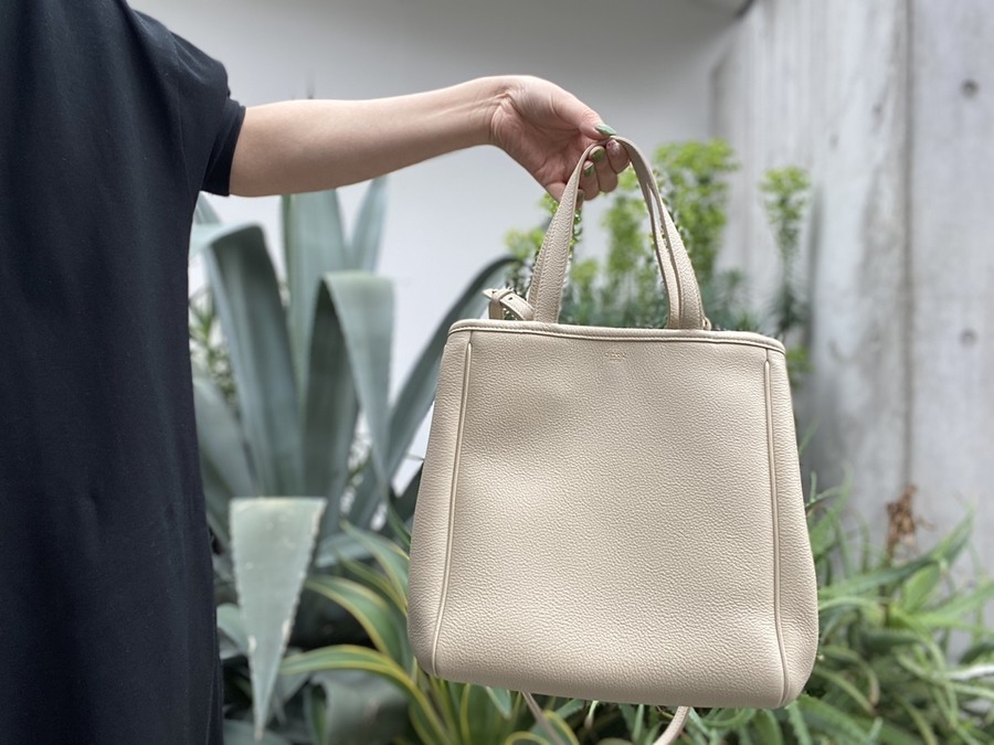 新入荷情報】CELINE/セリーヌからスモールフォールドカバ入荷