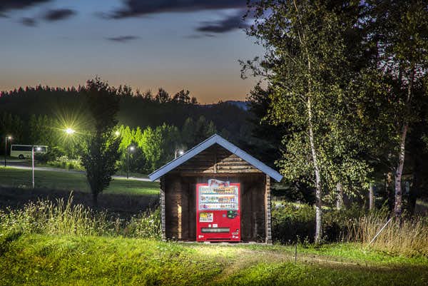 自販機のある風景から見える 「日本のいま」。写真家・大橋英児 の展覧