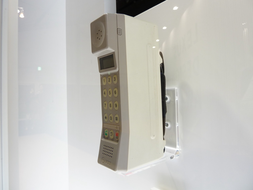 日本初の携帯電話「TZ-802型」レビュー、これが「ケータイ」の原点だ