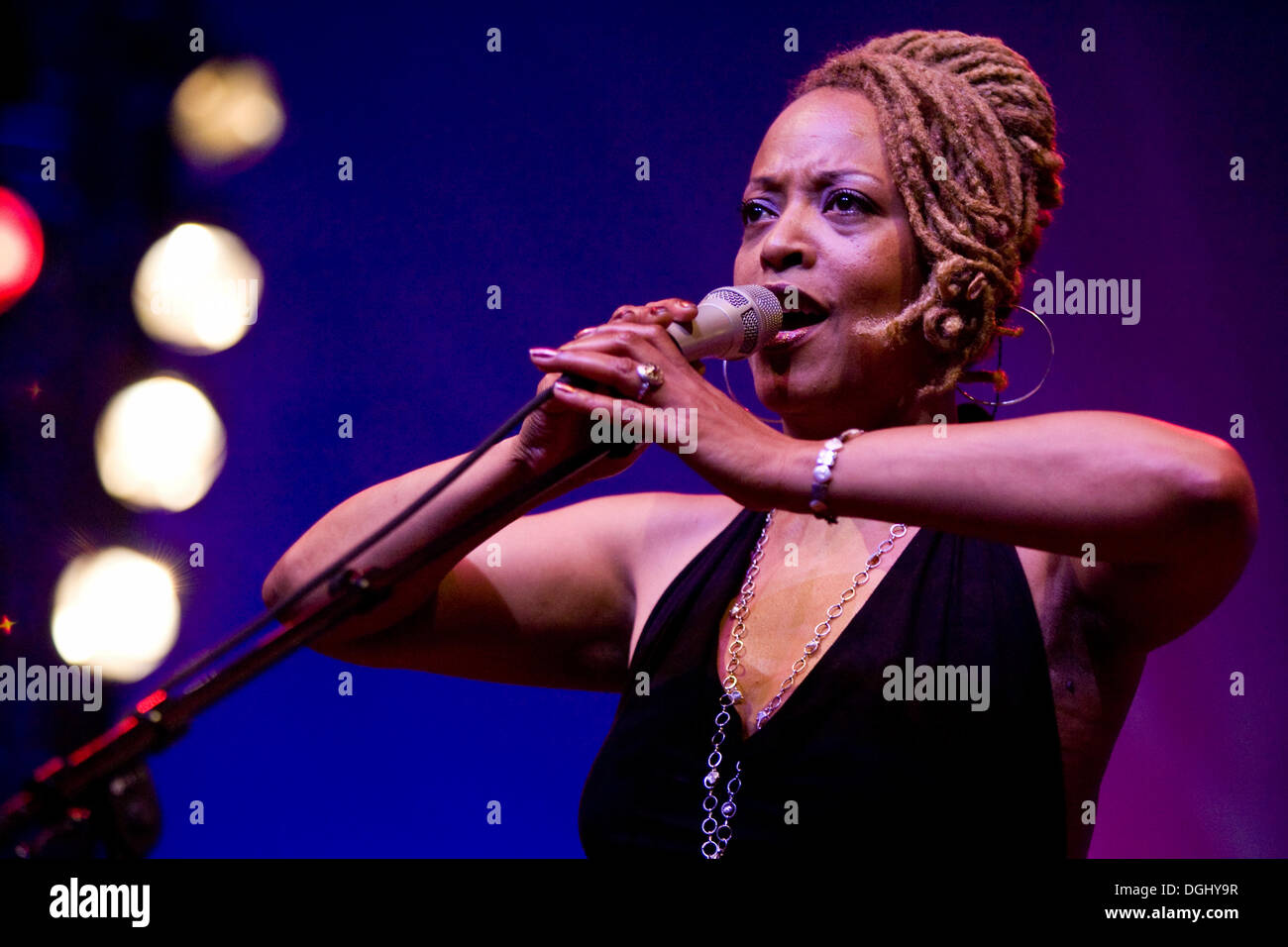 Jazz singer cassandra wilson hi-res stock photography and images