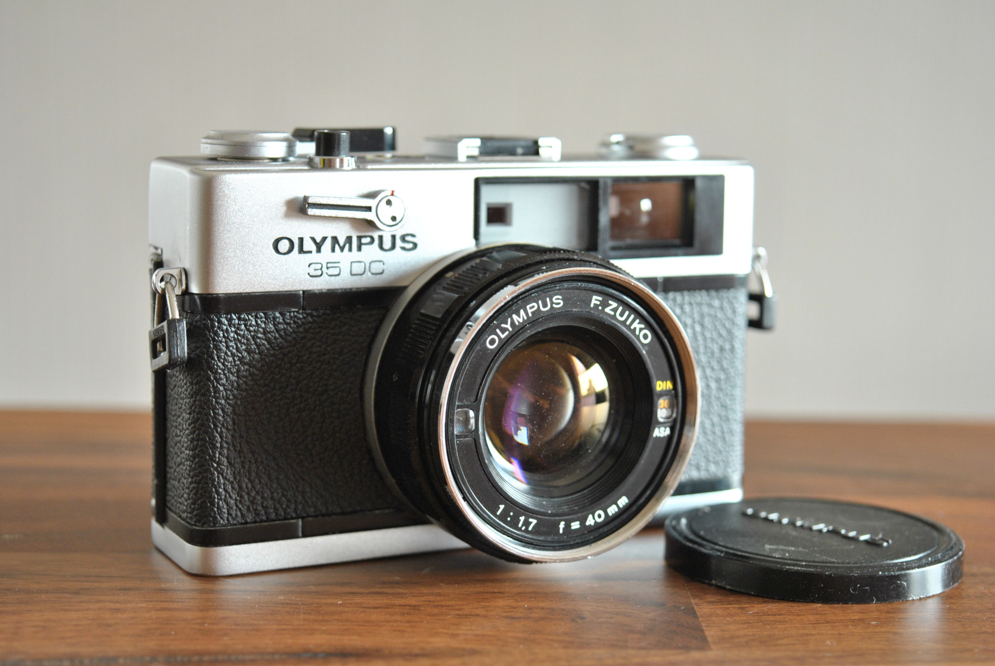 コンパクトで明るいレンズが特徴の「OLYMPUS 35 DC」 – カメトリ